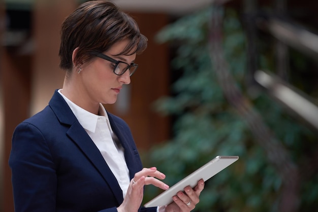 현대적인 사무실 내부에서 태블릿 컴퓨터 작업을 하는 기업 비즈니스 여성
