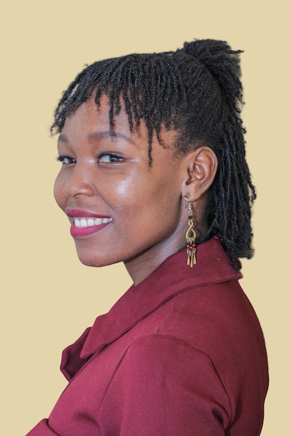 Donna africana intelligente casual aziendale con serrature sorella sorridente