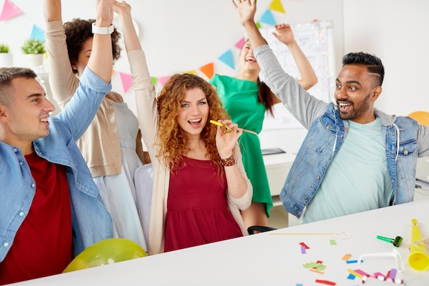 Foto celebrazione aziendale e vacanze concetto squadra felice con confetti e serpentine divertirsi alla festa d'ufficio