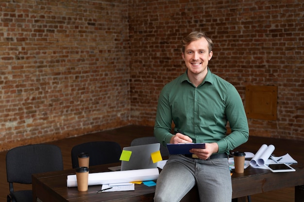 Photo corporate employee posing at the office