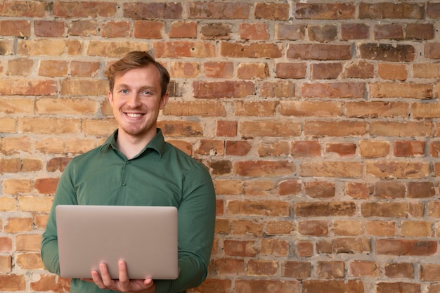 Photo corporate employee posing with a laptop