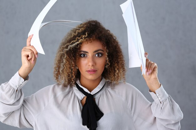 Foto ragazza corporativa in confusione