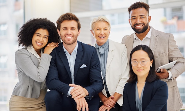 Корпоративное счастье и портрет деловых людей в офисе с уверенностью, гордостью и мотивацией. Разнообразие совместной работы и группа мужчин и женщин с улыбкой на успех. Миссия компании и счастье.