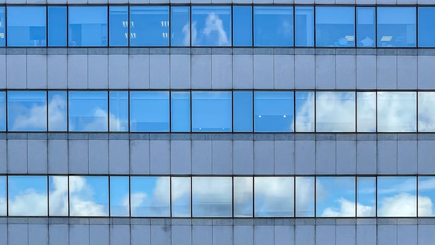 Corporate landmark skyline in een moderne stad. Torenhoge glazen wolkenkrabbers die de bedrijfsgebouwen om hen heen weerspiegelen. Blauwe lucht en hoge gebouwen in de hoofdstad.