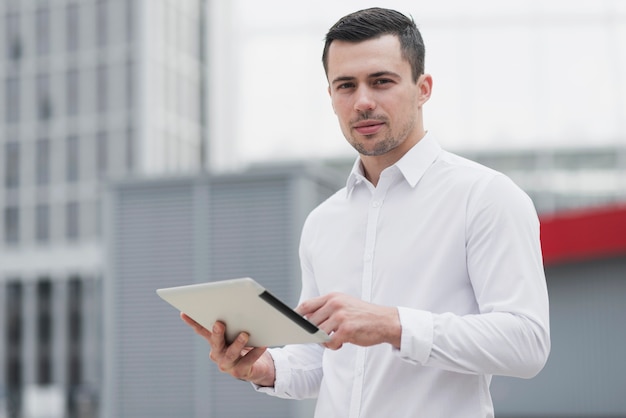 Photo corporate man holding ipad medium shot