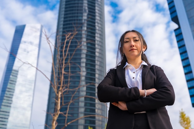 Корпоративный портрет латинской деловой женщины бизнес-парка со скрещенными руками