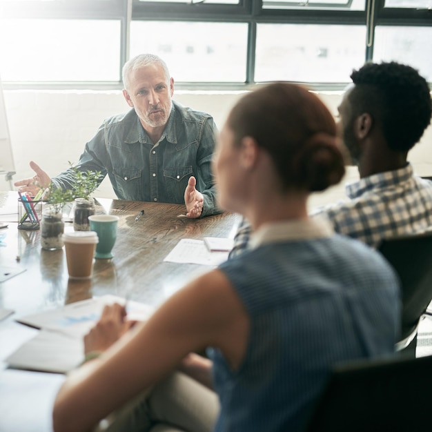 Foto personale di formazione aziendale e dipendenti in una riunione pianificazione e comunicazione per la crescita dei profitti uomini d'affari raggruppano e leader in un brainstorming in ufficio e condividono idee per il successo della startup