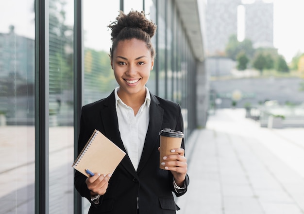 Photo corporate woman holding notepad