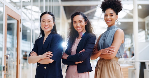 写真 企業の女性のエンパワーメントと創造的なマーケティングのスタートアップ企業のチームのポートレート チームワークの多様性と、オフィスのロビーに立つ広告業界のアイデアを持つ自信のある女性のグループ