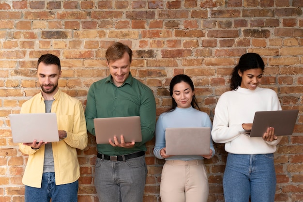 Photo corporate workers brainstorming together