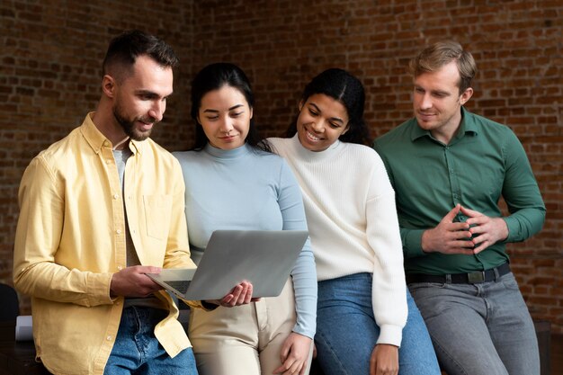 Lavoratori aziendali che fanno brainstorming insieme