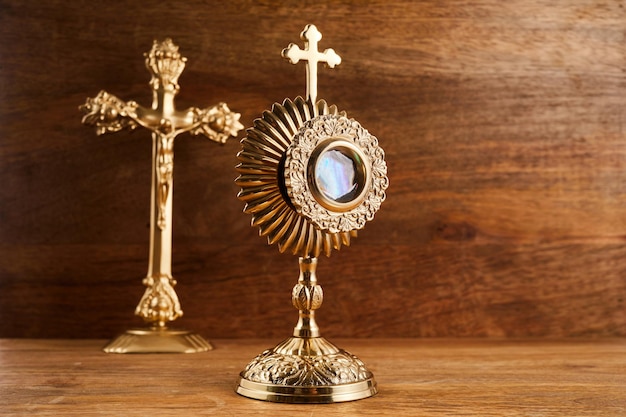 Foto corpus christi ostensorio per il culto per la cerimonia della chiesa cattolica