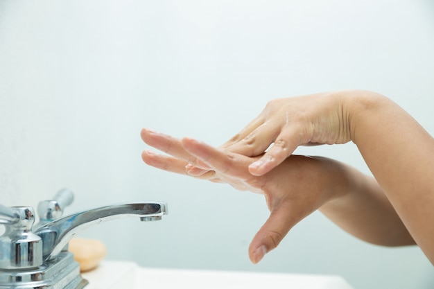 correct hand washing to prevent covid-19 or flu