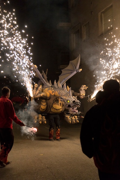 Correfocs - это типичный каталонский праздник, когда драконы с фейерверками танцуют по улицам.