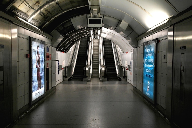 Photo corridor against escalator at subway station