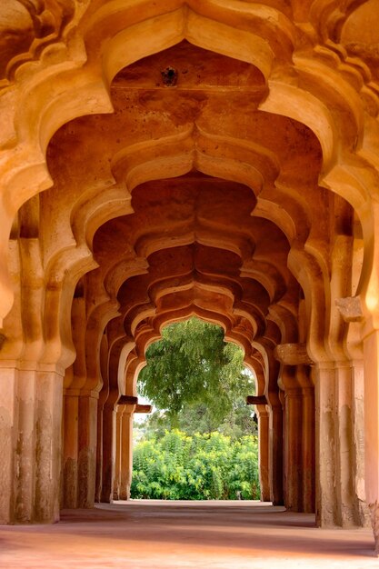 Photo corridor amidst historical columns