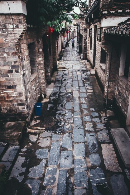 Photo corridor amidst old buildings