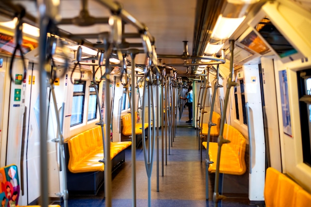 Photo corridors and cabins within the bts sky train to travel in bangkok thailand