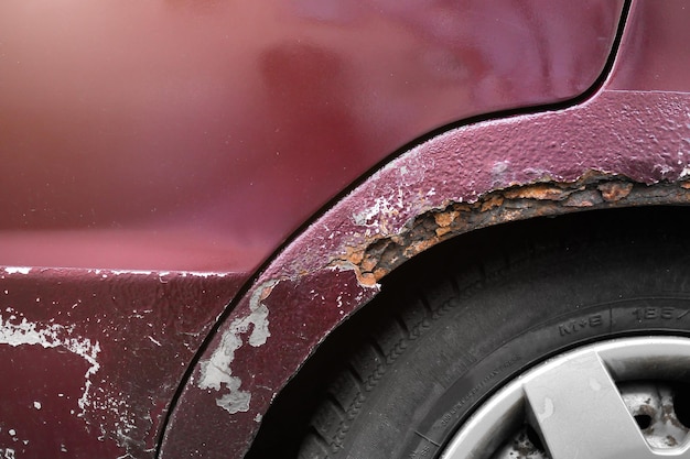 Foto corrosione della carrozzeria primo piano dell'ala arrugginito