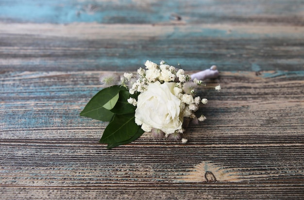 corsages met witte bloemen op houten achtergrond