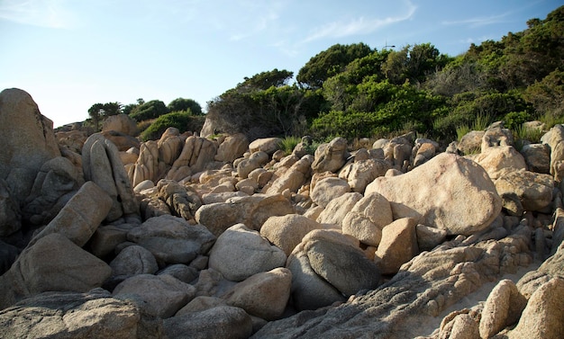 Photo corse rock sea and blue sky landscape of a beach fulled with giant boulder of granite stone