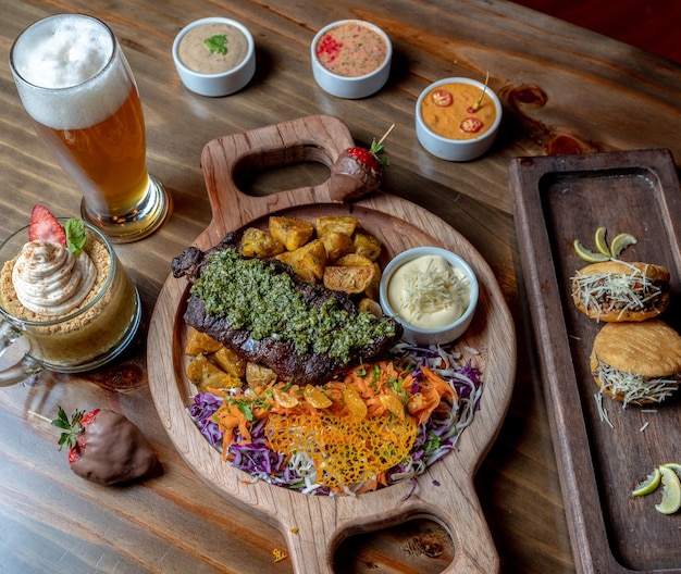 Foto cortes de carne a la parrilla in een mesa de madera, en un restaurante de carnes.