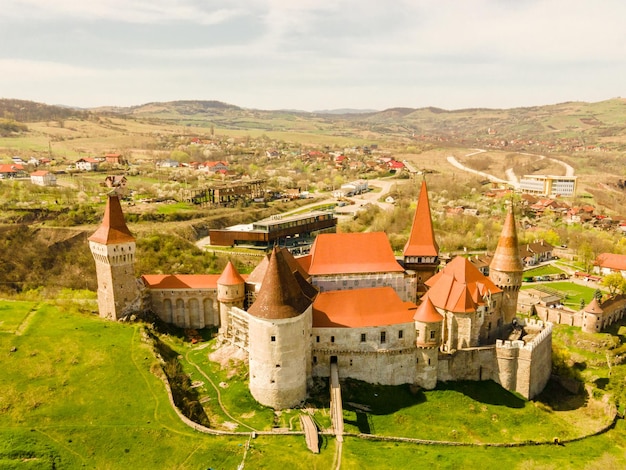 コルビン城と木製の橋 フネドアラ フニャド城 トランシルバニア ルーマニア ヨーロッパ 空撮