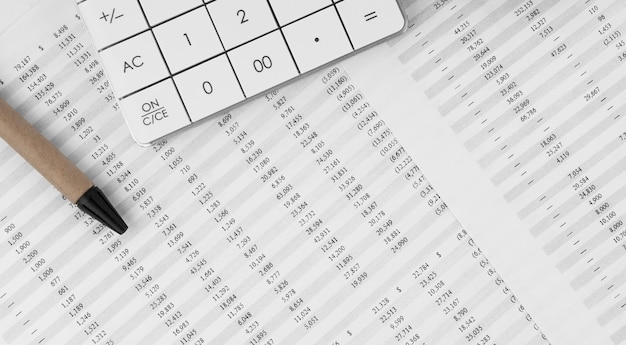Cose-up weergave van rekenmachine met pen op financieel overzicht Financieel en zakelijk concept