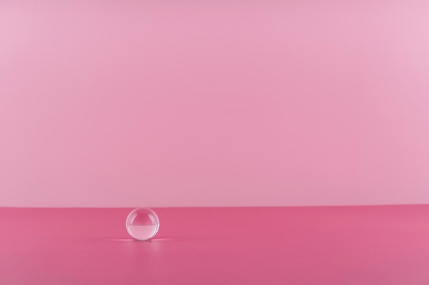 투명한 구 장식을 갖춘 제품 프레젠테이션 분홍색 배경을 위한 코스메틱 배경 연단
