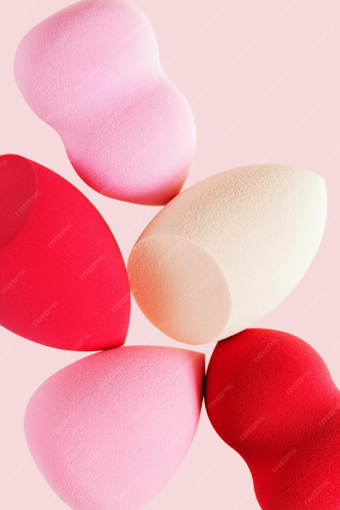 Chỉ với một Cosmetic Beauty Blender Sponge, bạn sẽ có được làn da ẩm mượt và tươi trẻ hơn. Sản phẩm giúp tán đều kem nền, kem che khuyết điểm và phấn phủ một cách tự nhiên để bạn trở nên rạng rỡ hơn cả khi ra ngoài.