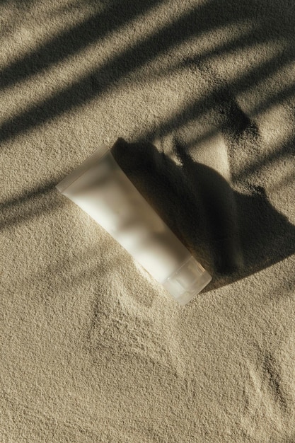写真 砂の上の化粧品ボトルのモックアップ