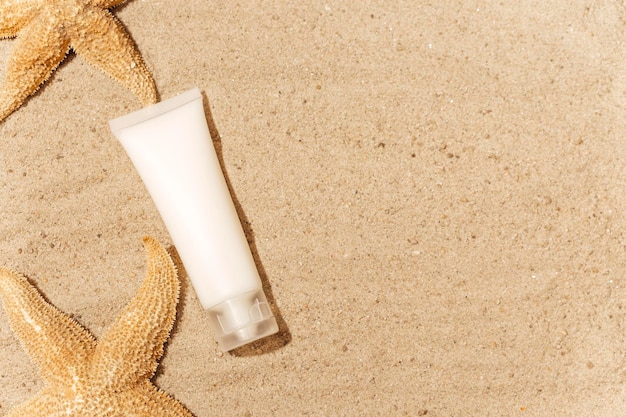 砂の上の化粧品ボトルのモックアップ