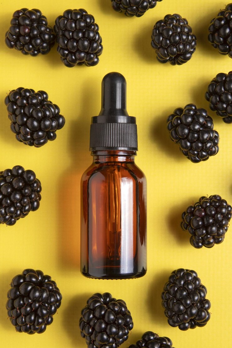 Photo cosmetic bottle of serum and blackberries essential oil collagen serum for beauty cosmetic facial skin care and spa natural treatment concept