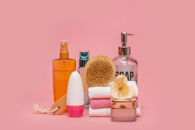 Flaconi per la cosmetica con cosmetici per la cura del corpo. accessori per il bagno, asciugamano e shampoo secco biologico per l'igiene personale. concetto quotidiano di cura del corpo, prodotti da bagno biologici.