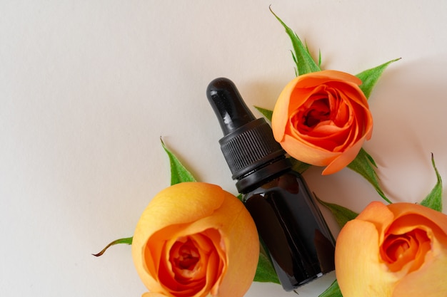 Foto bottiglie cosmetiche con petali di rose, copia spazio