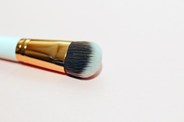 Cosmetic brush for applying foundation or concealer