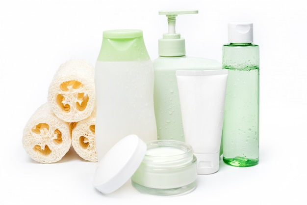 Contenitori per cosmetici, confezione per etichette in bianco per il branding del mock-up. crema idratante, sapone liquido o shampoo, tonico, cura della pelle del viso e del corpo. prodotti di bellezza organici verdi naturali.