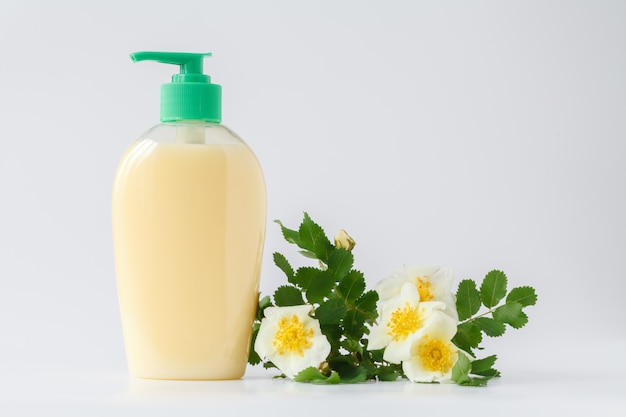 Crema cosmetica per viso e rosa