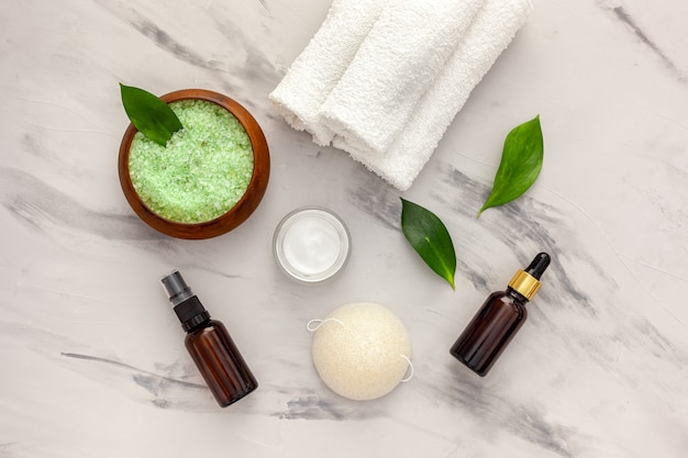 Prodotto cosmetico con olio essenziale di melaleuca. foglie fresche di tea tree, sale e olio