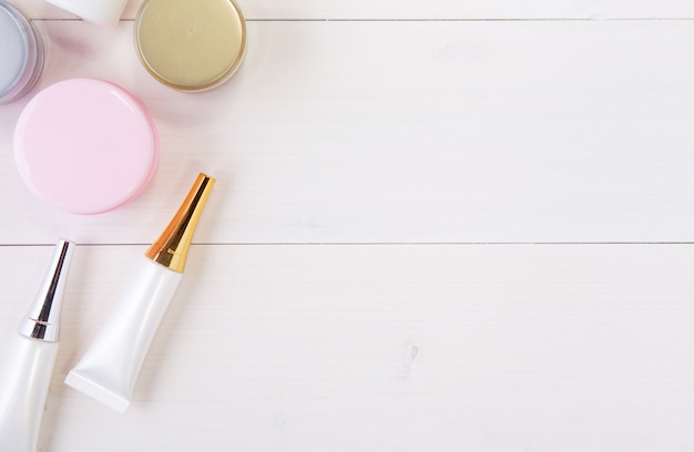 Foto prodotto di cura della pelle e cosmetici sul tavolo di legno bianco