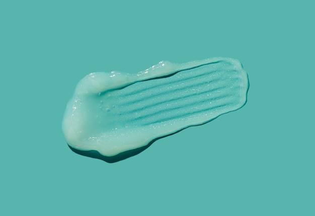 Foto cosmetica bianca crema balsamo maschera peeling macchia di consistenza isolata su sfondo blu