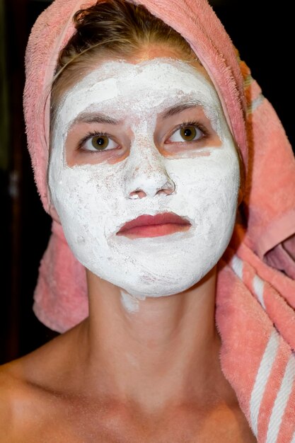 Фото Косметическая белая маска для лица из зубной пасты женщина в белой косметической маске