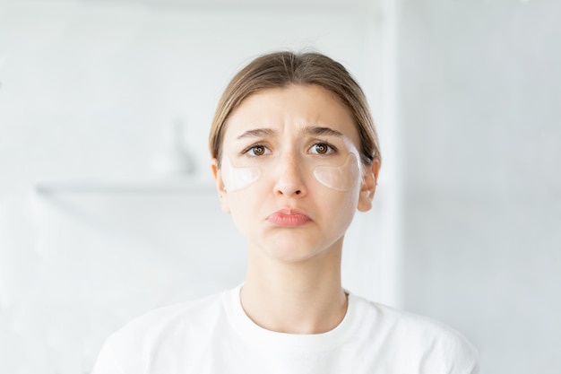 Cosmetica allergie gevoelige huid verdrietig vrouw gezicht