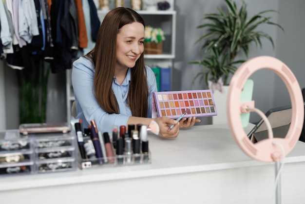 Foto cosmetica boodschappen doen of make-up uitpakken op cel vrouwelijke beauty blogger social media influencer