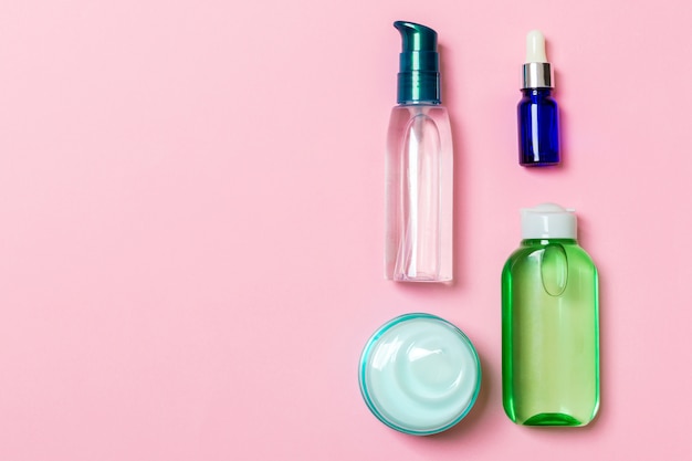 Cosmetica containers op roze achtergrond