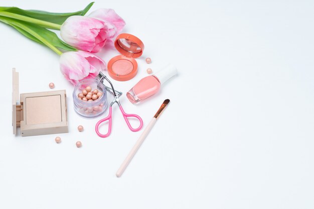 Cosmetica en bloemen op een witte achtergrond met ruimte voor tekst