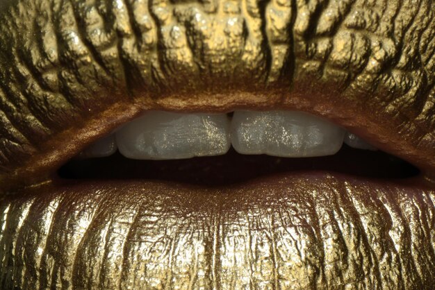 Cosmetica en make-up Macro close-up gouden lippen lippenstift en glans Sexy en sensuele lippen Gouden lippen close-up