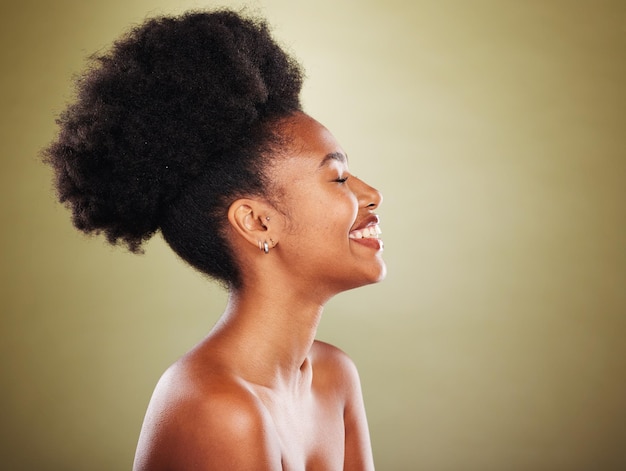 Cosmetica huidverzorging en zwarte vrouw met glimlach wellness en natuurlijke schoonheid tegen groene studio achtergrond Make-up gezond meisje en zelfverzekerde vrouw met organische gladde gezichtshuid en geluk