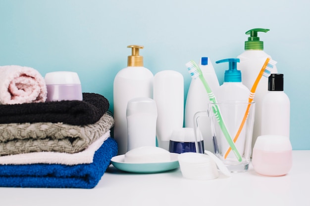 Cosmetica in de buurt van handdoeken en tandenborstels
