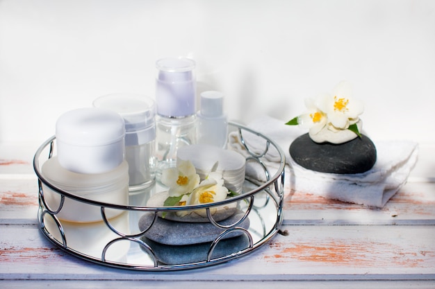 Cosmetica in witte potten. Medische spa-benodigdheden